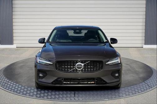 2024 Volvo S60 B5 Core Dark Theme