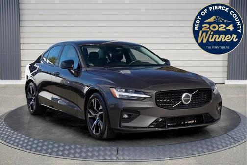 2024 Volvo S60 B5 Core Dark Theme