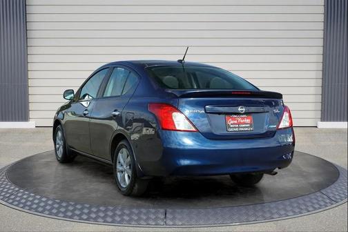 Blue 2013 Nissan Versa 1.6 SL