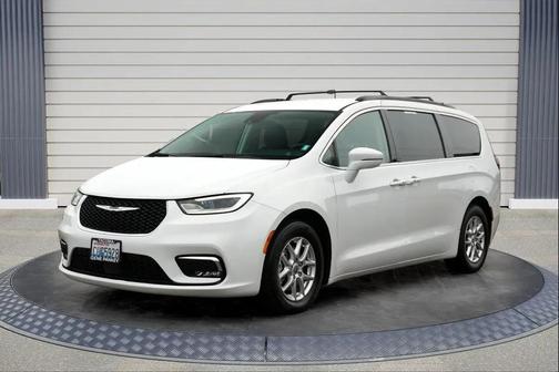 Bright White Clearcoat 2022 Chrysler Pacifica Touring L