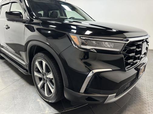 Crystal Black Pearl 2025 Honda Pilot