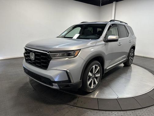 Lunar Silver Metallic 2024 Honda Pilot
