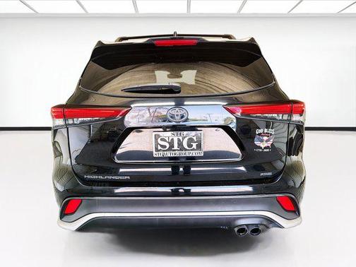 Midnight Black Metallic 2021 Toyota Highlander XSE