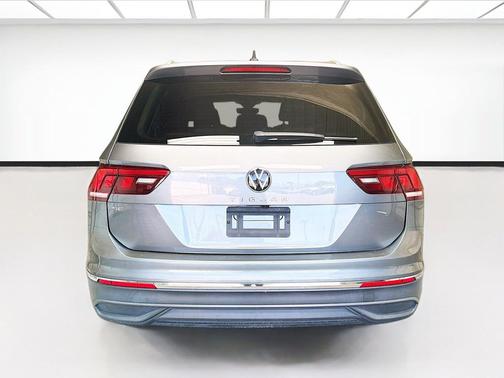 Platinum Gray Metallic 2023 Volkswagen Tiguan 2.0T SE