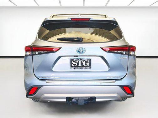 2023 Toyota Highlander Hybrid Platinum