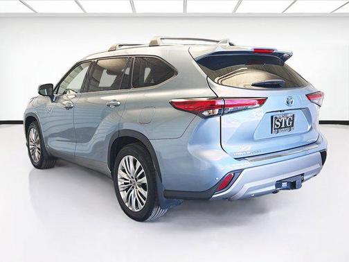 2023 Toyota Highlander Hybrid Platinum