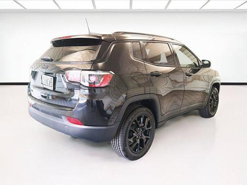 Diamond Black Crystal Pearlcoat 2022 Jeep Compass Latitude