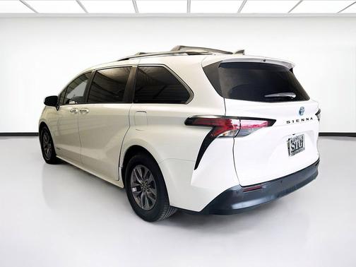 Blizzard Pearl 2021 Toyota Sienna XLE 7 Passenger