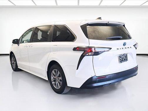2023 Toyota Sienna LE