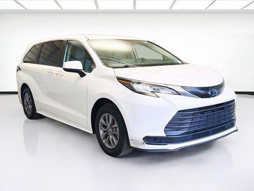 2023 Toyota Sienna LE