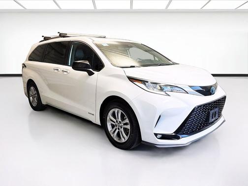 Super White 2021 Toyota Sienna XSE 7 Passenger