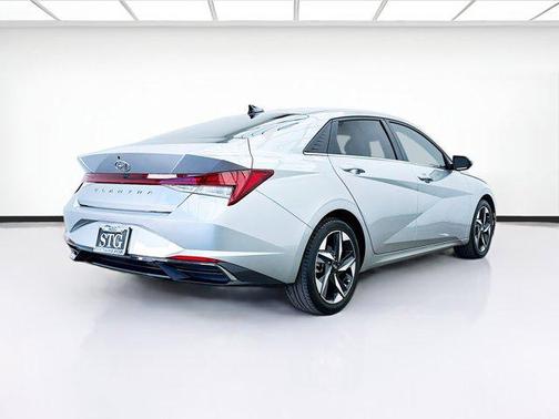 Shimmering Silver Pearl 2021 Hyundai ELANTRA SEL
