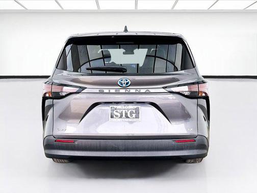 2025 Toyota Sienna LE