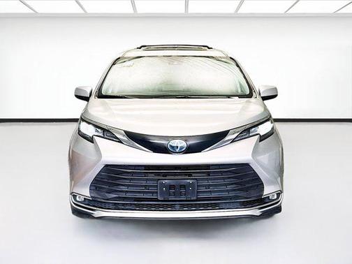 2021 Toyota Sienna XLE 8 Passenger