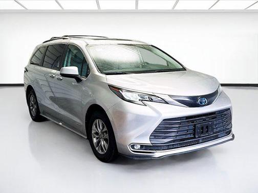 2021 Toyota Sienna XLE 8 Passenger