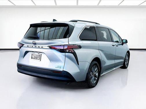 2021 Toyota Sienna XLE 8 Passenger