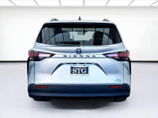2021 Toyota Sienna XLE 8 Passenger