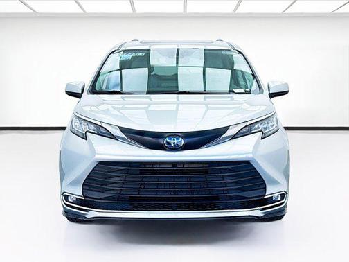 2021 Toyota Sienna XLE 8 Passenger
