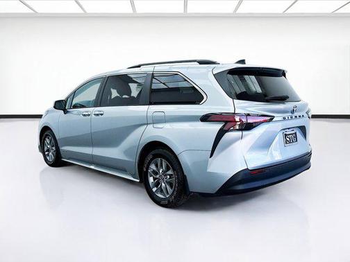 2021 Toyota Sienna XLE 8 Passenger