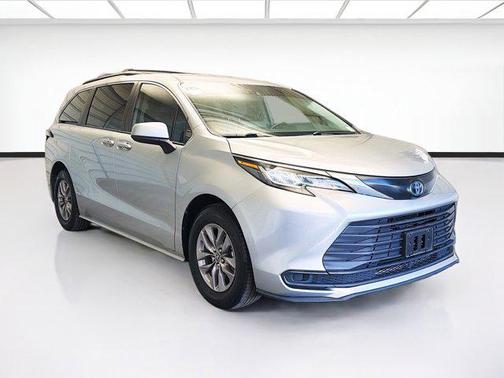 2022 Toyota Sienna LE