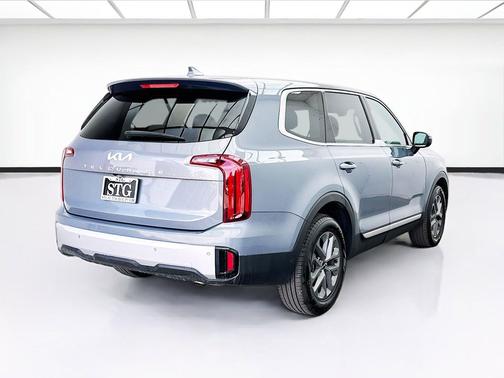 Everlasting Silver 2024 Kia Telluride LX