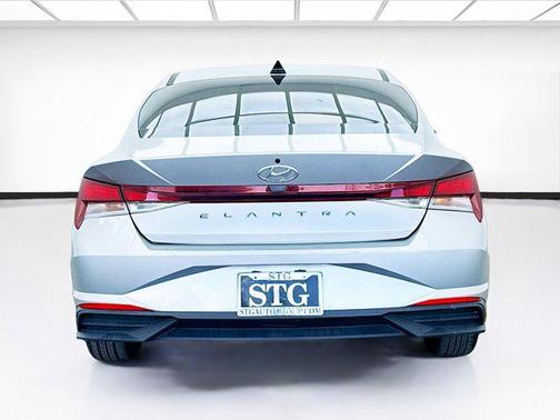 2022 Hyundai ELANTRA SE
