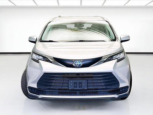 2022 Toyota Sienna LE