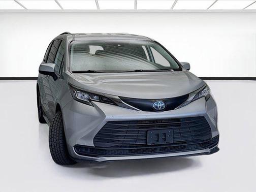 2022 Toyota Sienna LE