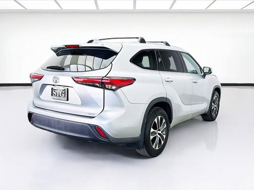 Celestial Silver Metallic 2022 Toyota Highlander XLE