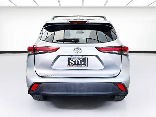 Celestial Silver Metallic 2022 Toyota Highlander XLE
