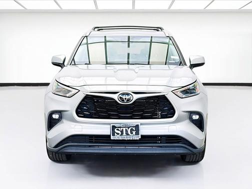 Celestial Silver Metallic 2022 Toyota Highlander XLE