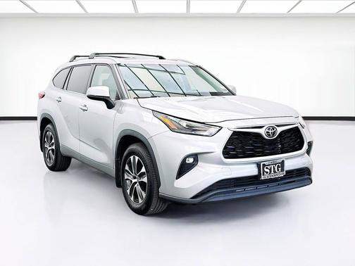 Celestial Silver Metallic 2022 Toyota Highlander XLE