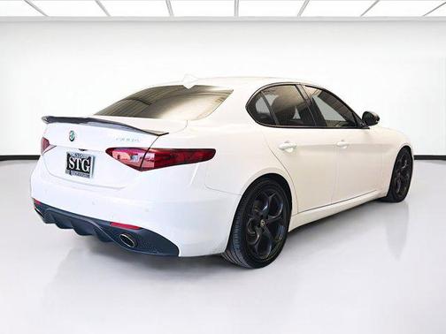 Trofeo White Tri-Coat 2017 Alfa Romeo Giulia Ti