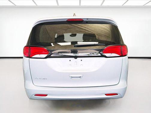 Silver Mist Clearcoat 2024 Chrysler Voyager LX