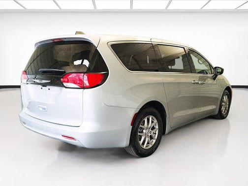 Silver Mist Clearcoat 2024 Chrysler Voyager LX