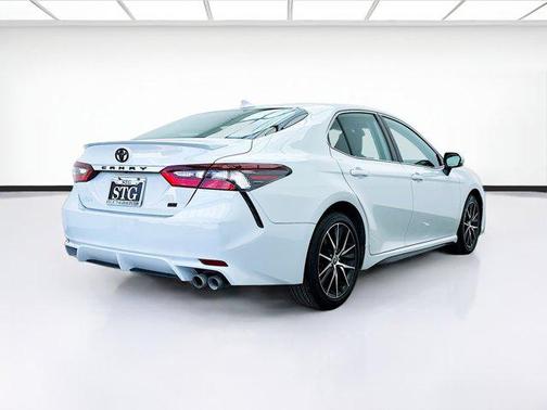Ice 2022 Toyota Camry SE