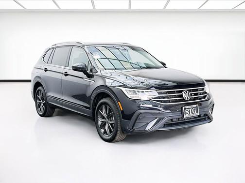 Deep Black Pearl 2022 Volkswagen Tiguan 2.0T SE