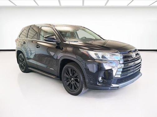 Midnight Black Metallic 2019 Toyota Highlander SE