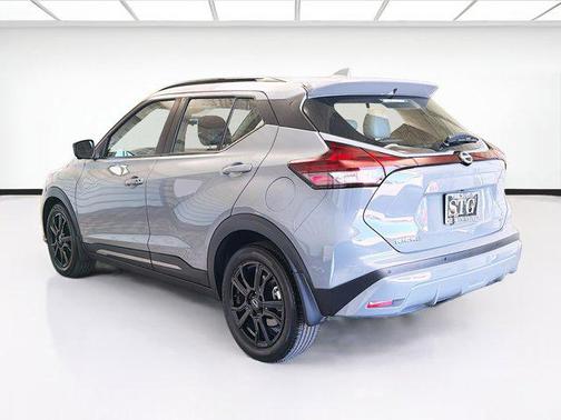 Boulder Gray Pearl 2023 Nissan Kicks SR