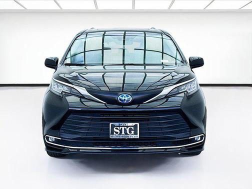 2022 Toyota Sienna XLE 8 Passenger