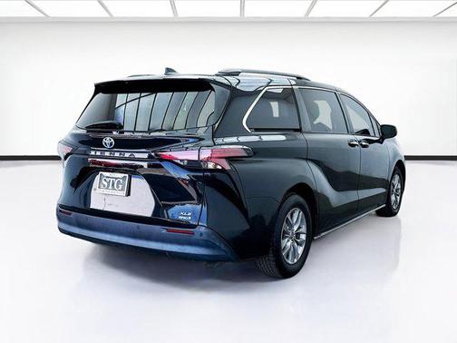 2022 Toyota Sienna XLE 8 Passenger