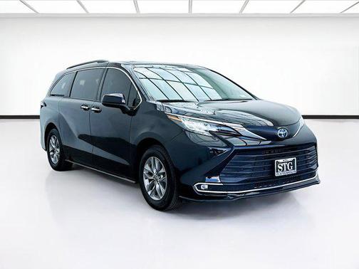 2022 Toyota Sienna XLE 8 Passenger