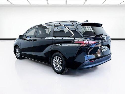 2022 Toyota Sienna XLE 8 Passenger