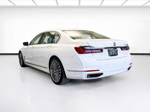 2022 BMW 740 i