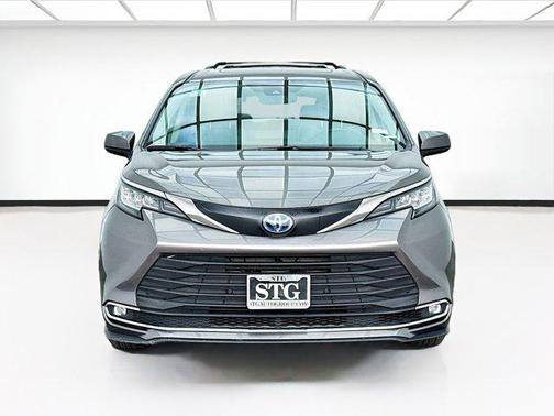 2022 Toyota Sienna XLE 8 Passenger