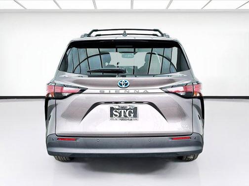 2022 Toyota Sienna XLE 8 Passenger