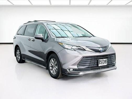 2022 Toyota Sienna XLE 8 Passenger