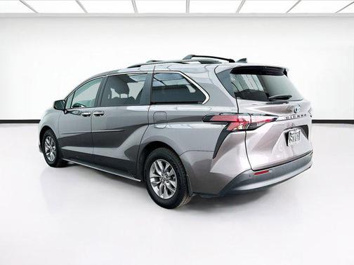 2022 Toyota Sienna XLE 8 Passenger