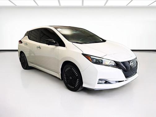 Super Black/Pearl White 2024 Nissan Leaf SV PLUS