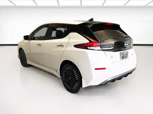 Super Black/Pearl White 2024 Nissan Leaf SV PLUS